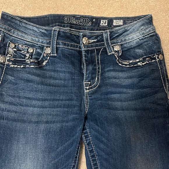 Miss Me Low Rise Boot Cut jeans nicely jeweled size 28 X 33 1/2 - Picture 2 of 14